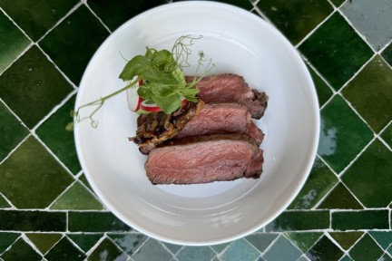 Wagyu steak met doperwten-puree en shiitake tapenade