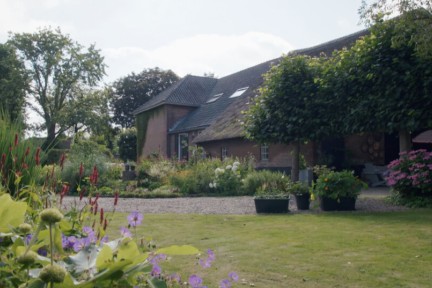 Een droomboerderij in Haaften waar de kippen, hond én familie zich thuis voelt
