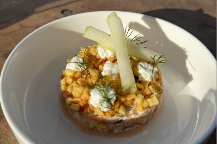 Ramon Brugman maakt een soort tartaar met zalm, appel, ricotta en krokante aardappel