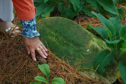 Herdenken in de natuur op de natuurbegraafplaats in Esbeek