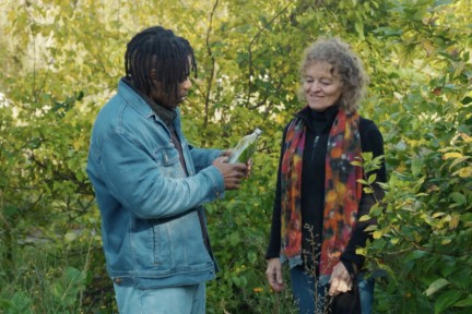 Wildplukker Elsje laat chef-kok Geneal kennis maken met de kweepeer