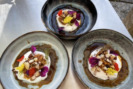 Dessert van kweeperen, sinaasappelrasp en rooibos karamel saus