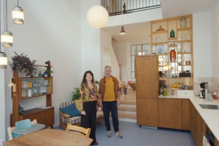 Een kluswoning vol speelse doorkijkjes tussen de verschillende verdiepingen