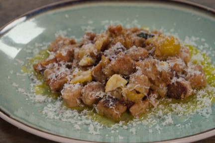 Romige gnocchi met kastanje, salie en rozijnen in port