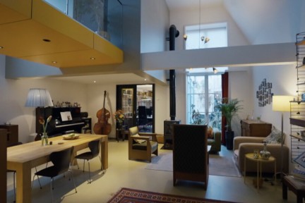 In Voorburg wonen jeugdliefdes Ernst en Wanni in een omgebouwde fotostudio. Ernst heeft als jaren-30 architect de woning zelf ontworpen en Wanni hielp mee inrichten