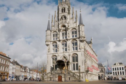 Kunsthistoricus Geert verhaalt over de voorgevel van het oudste stadhuis van Nederland.