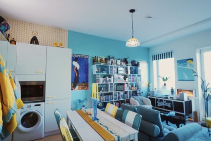 Papa Tio had één droom: wonen met uitzicht op zee. En dat is hem twee jaar geleden gelukt. Zijn interieur heeft westcoast-beach vibes, met een combinatie van blauw en geel.*