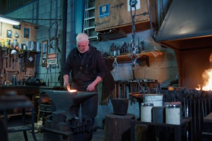 Als je opgroeit met de geur van opgestookt kolenvuur en het klinkende geluid van ijzer dat wordt gesmeed, is de kans groot dat je zelf smid wordt. Rhett beheerst het ambachtelijk smeedwerk tot in de puntjes.