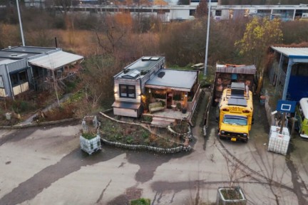 Na de wereld rond te hebben gereisd, werd het voor Silas tijd voor vastigheid! Nu woont hij in zijn tiny house op wielen op Minitopia in Den Bosch. Daar maakt hij samen met 35 andere bijzondere woningen onderdeel uit van een gezellige gemeenschap