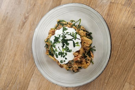 Chef-kok Sharon maakt een lekker en betaalbaar eenpansgerecht. Rijst met tomaten, gehakt, broccoli, venkel, prei, spinazie en olijven. Lekker en makkelijk!