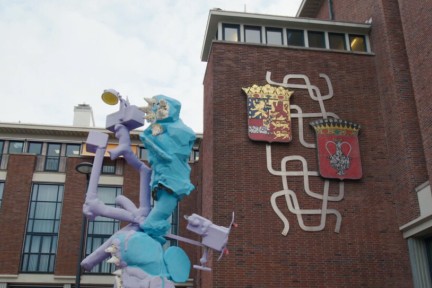 De groep ‘Badende Beelden’ in Vlissingen is een tegengeluid voor het formele stadhuis, waarnaast ze staat. Geert legt uit waarom!