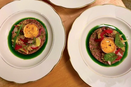 Steak tartaar met frietjes van knolselderij en kappertjes