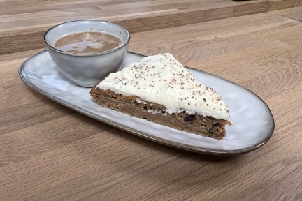 Worteltaart met roomkaas en kaneel