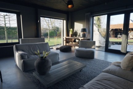 Bernard woont met vrouw en kinderen in een stoere woonboerderij