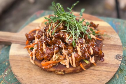 Koreaanse wafels met krokante kip