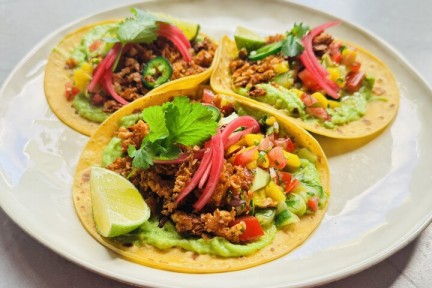 Tortilla met krokante tofu en mangosalsa