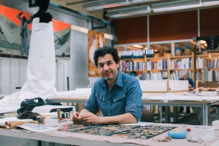 Sadegh restaureert eeuwenoude wandkleden en tapijten in Cruquius