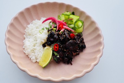 Tempeh met zoetzure ui, komkommer en rijst