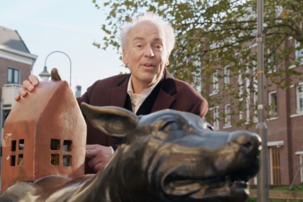 Geert bekijkt het kunstwerk 'de 3 damhonden'