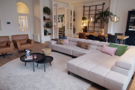 Saskia woont in de haven van Maassluis met klassiek interieur én veranda