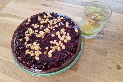 No-bake chocoladecake met rood fruit en sinaasappel