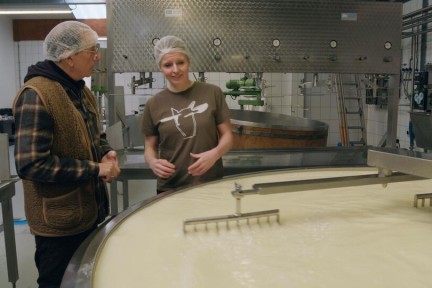 Alain Caron gaat op bezoek bij de kaasmakerij van Marijke