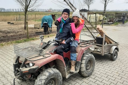 Manon en Simon bij de houtzagerij