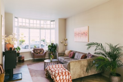 Een oud herenhuis met vrolijke printjes en kleuren in Drenthe