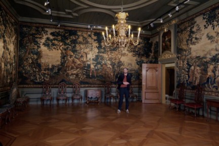 Valentijn stapt in het huis van bankier Simon van Gijn