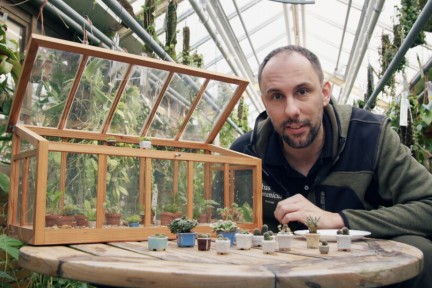 Rogier van Vugt met mini plantjes