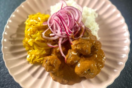 Indische gehaktballetjes met pindasaus en kerriekool