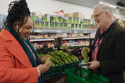 Sharon ontdekt gins, wodka's en likeuren met Surinaamse smaken