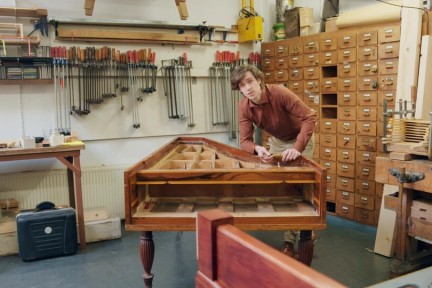Bart restaureert piano's met oog voor de details