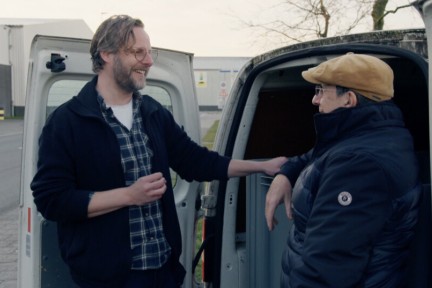 Alain Caron proost met wijn van overtollige druiven