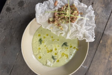 Soep van mosterd, aardappel en prei met salade van Hollandse garnalen