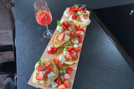 American pancakes met mascarpone en aardbeien