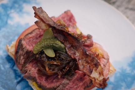 Broodje bavette met zoete whiskeysaus