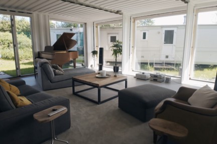 Vincent bouwt een huis van 5 zeecontainers