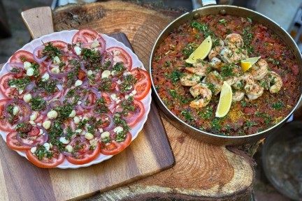 Gele rijst met chorizo, geroosterde paprika's en gamba's