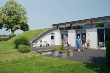 Een duurzame villa met golvend grasdak in Gaanderen