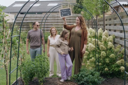 Anne met Madée bij de moestuin