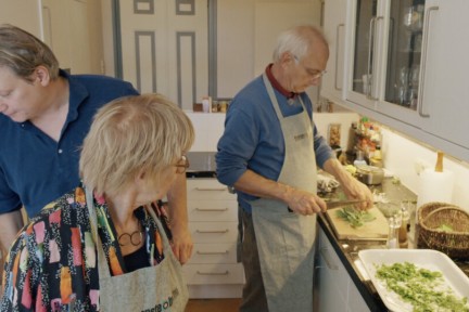 Leon in de keuken bij de kookclub