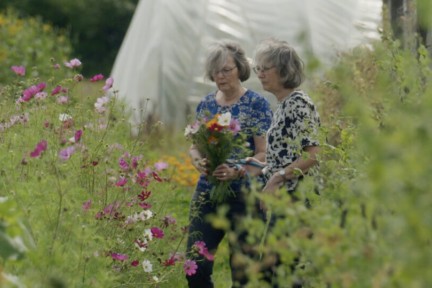 Angelique en Liesbeth met plukbloemen