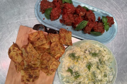 Aardappeltaart met gehaktballetjes en salade