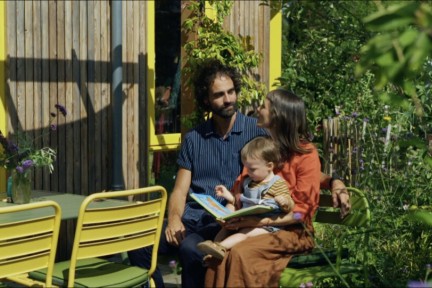 Thijs en Ella in de tuin van hun tiny house