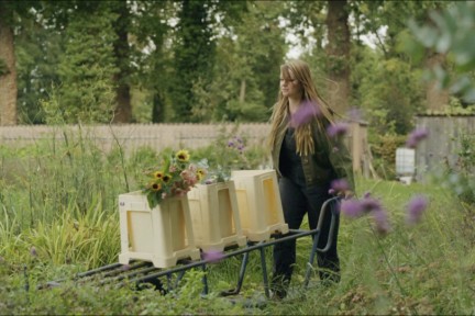 Jennita met vers geplukte bloemen