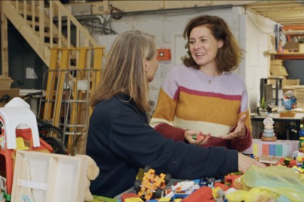 Marieke Eyskoot bij Nanda die speelgoed een tweede leven geeft