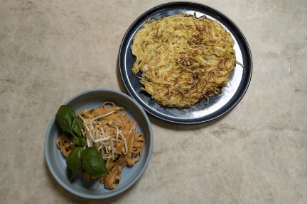 Udonnoodles met saus van gochujang en een omelet met spitskool