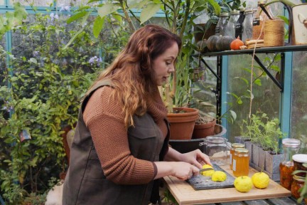 Anne Wieggers gaat oogsten in de kas