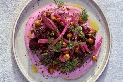 Roze hummus met gepofte bietjes